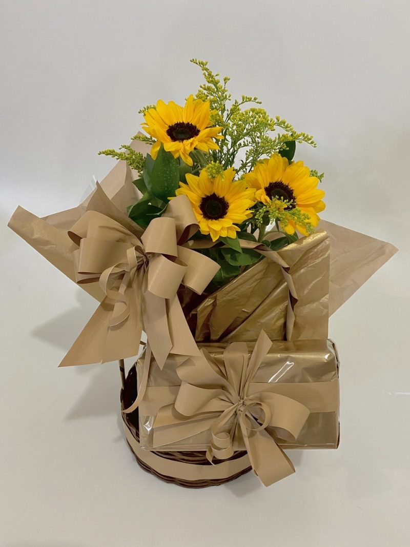 CAIXA COM GIRASSÓIS E BOMBOM NESTLÉ