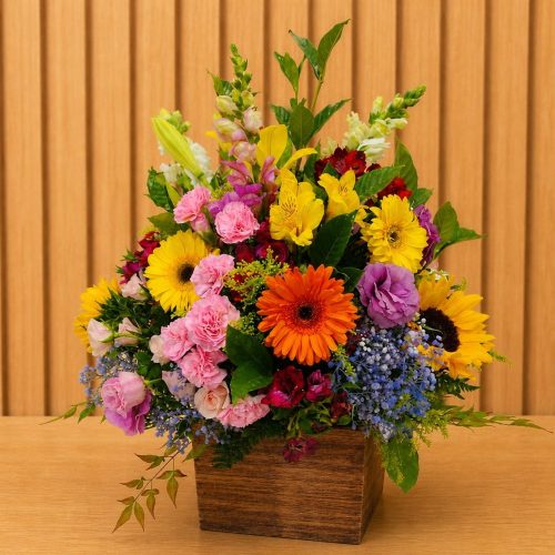 CACHEPÔ DE MADEIRA COM MIX DE FLORES