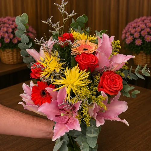 BUQUÊ DE LÍRIOS, ROSAS, GÉRBERAS E EUCALIPTOS