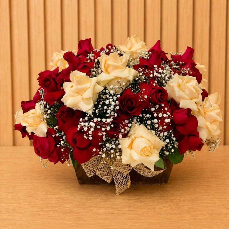 CACHÊPO DE MADEIRA COM 40 ROSAS