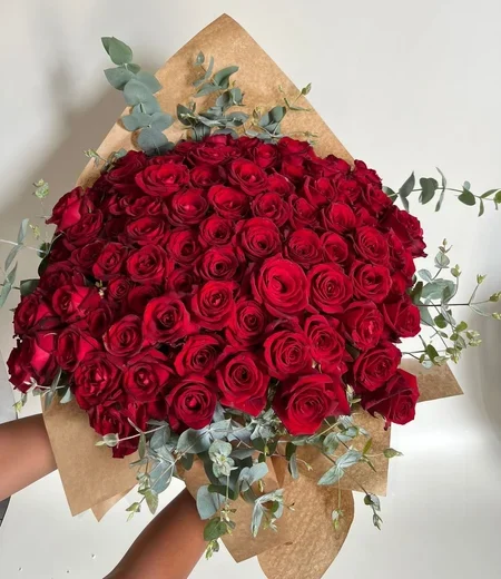 BUQUÊ COM 100 ROSAS