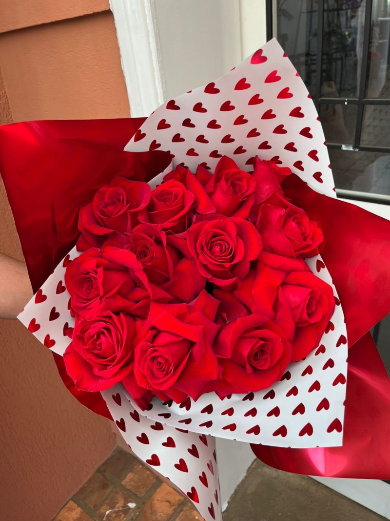 BUQUÊ COM 12 ROSAS NA EMBALAGEM DE CORAÇÃO