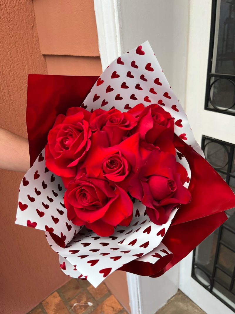 BUQUÊ DE ROSAS NA EMBALAGEM DE CORAÇÃO