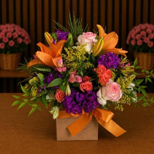 BOX COM MIX DE FLORES DO CAMPO E LÍRIOS NO TOM LARANJA