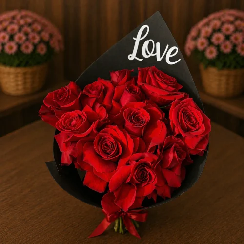BUQUÊ LOVE COM 12 ROSAS
