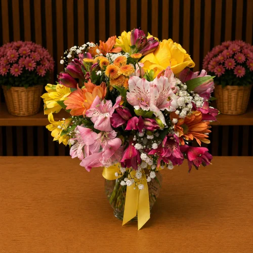 ASTROMÉLIAS COLORIDAS, ROSA E GYPSOPHILA NO VIDRO