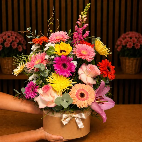 BOX COM ARRANJO DE MIX DE ROSAS E FLOR DO CAMPO