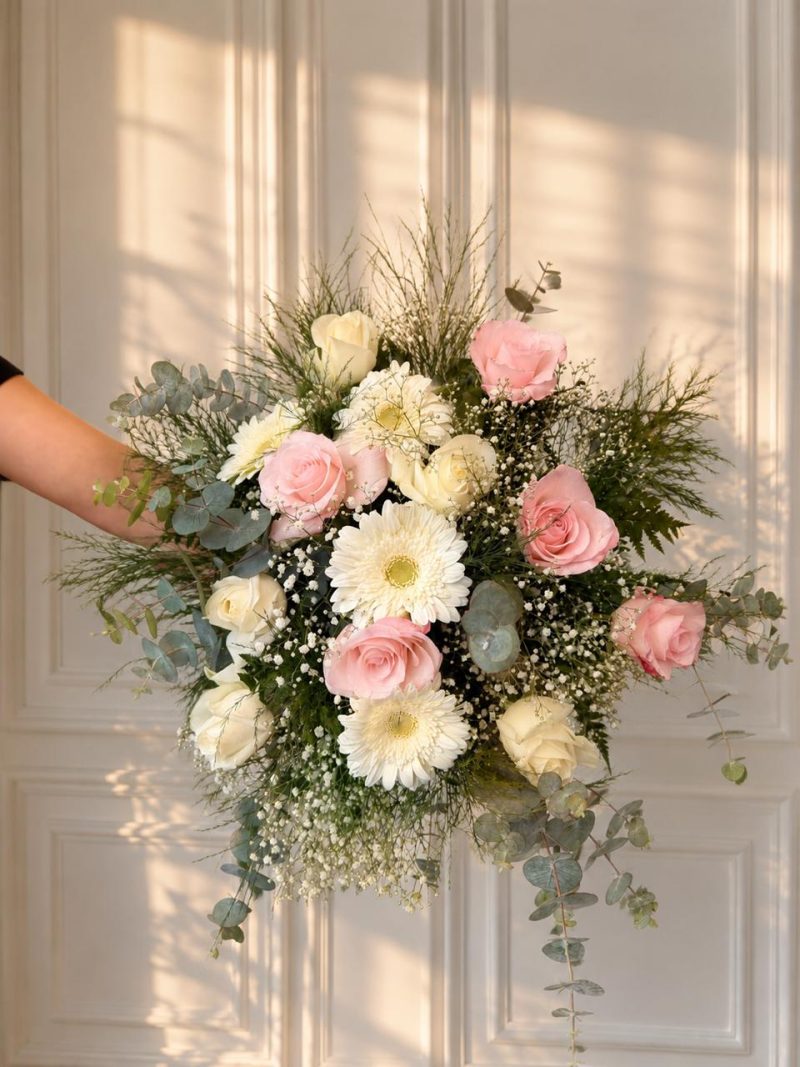 BUQUÊ DE ROSAS COM GERBERAS