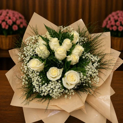 BUQUÊ COM 12 ROSAS BRANCAS