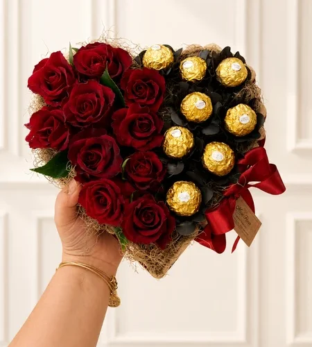 CORAÇÃO DE MADEIRA COM ROSAS E FERRERO ROCHER