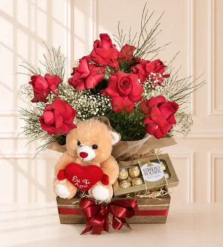 65- CACHEPÔ DE MADEIRA COM ROSAS VERMELHAS, PELUCIA E FERRERO ROCHER