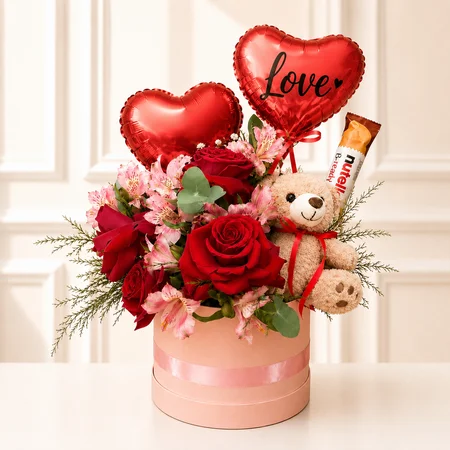 BOX COM ROSAS VERMELHAS, ASTROMÉLIAS ROSA, PELUCIA, BALÃO E BARRA DE NUTELLA