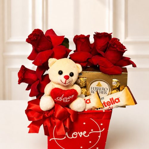 CAIXA LOVE COM ROSAS VERMELHAS, MINI PELUCIA, E CHOCOLATES