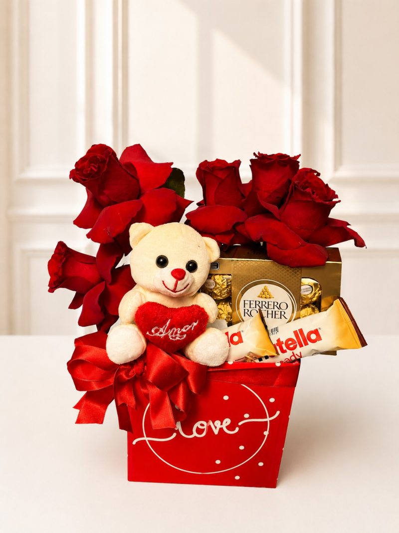 CAIXA LOVE COM ROSAS VERMELHAS, MINI PELUCIA, E CHOCOLATES