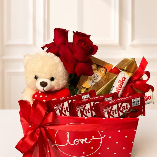 CAIXA LOVE COM ROSAS VERMELHAS, PELUCIA MEDIA E CHOCOLATES