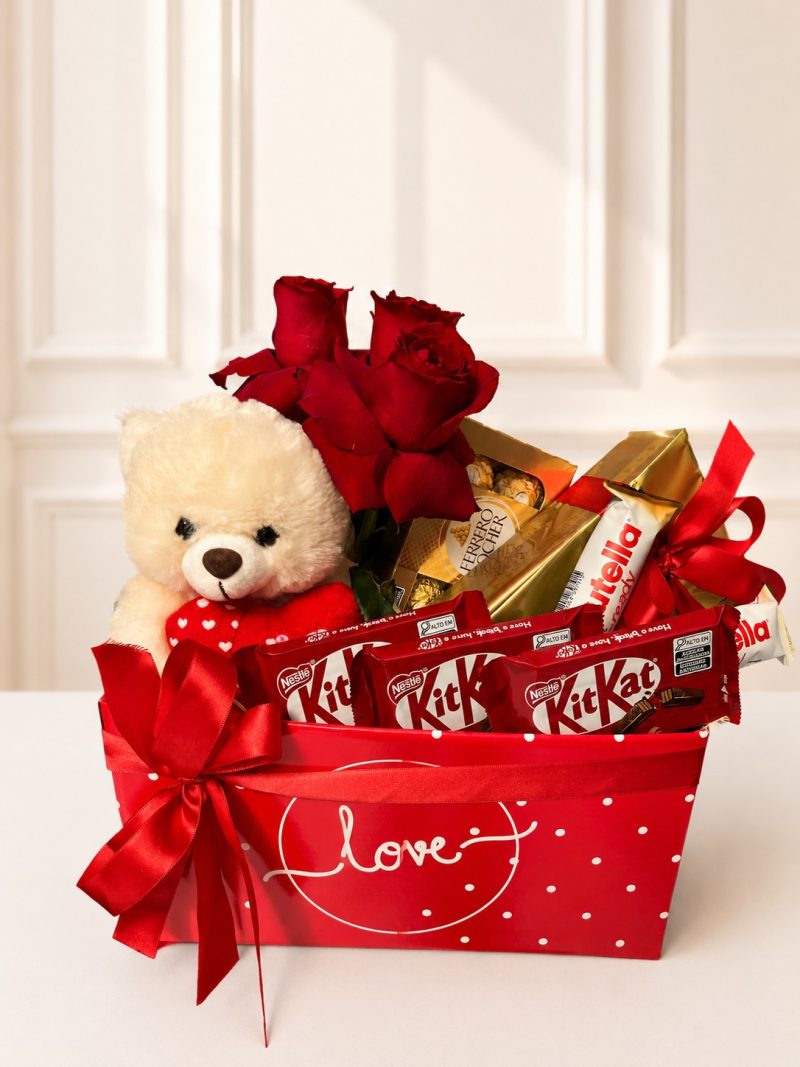 CAIXA LOVE COM ROSAS VERMELHAS, PELUCIA MEDIA E CHOCOLATES