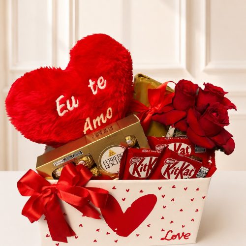 CAIXA LOVE BRANCA COM ROSAS, CORAÇÃO DE PELUCIA E CHOCOLATES